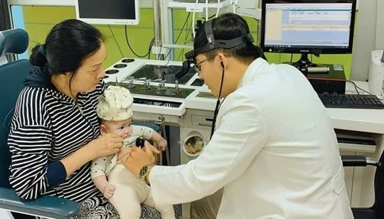 Cứu kịp thời bé gái 8 tháng tuổi nuốt phải mảnh vỡ thủy tinh sắt nhọn của ống thuốc. Ảnh: L.T