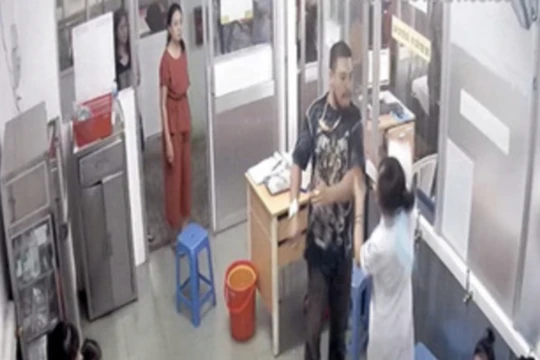 Người nhà bệnh nhi hành hung nhân viên y tế