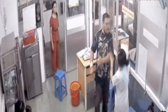 Người nhà bệnh nhi hành hung nhân viên y tế