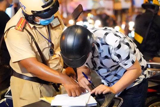 CSGT TP.HCM kiểm tra người tham gia thông. Ảnh: Thanh Niên