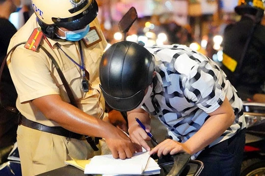 CSGT TP.HCM kiểm tra người tham gia thông. Ảnh: Thanh Niên