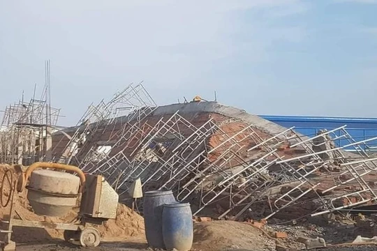 Hiện trường vụ sập tường.