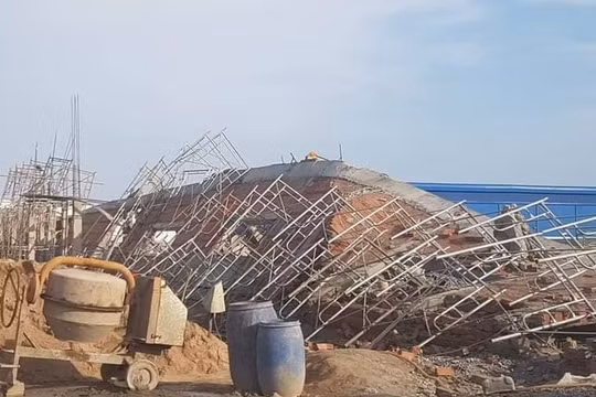 Hiện trường vụ sập tường.