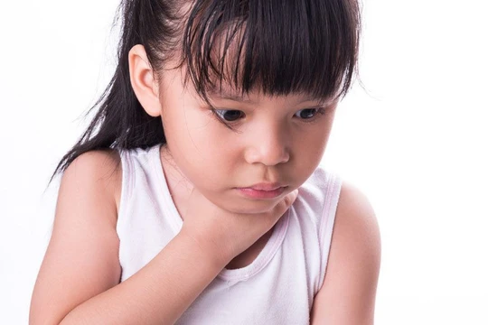 Bé gái 4 tuổi nuốt pin vào bụng. Ảnh minh họa: Internet