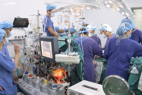 Ê kíp phẫu thuật do PGS.TS Nguyễn Hữu Ước – Giám đốc Trung tâm Tim mạch và lồng ngực (BV Hữu nghị Việt Đức) làm trưởng kíp đang phẫu thuật ghép tim cho bệnh nhân. Ảnh: BVCC