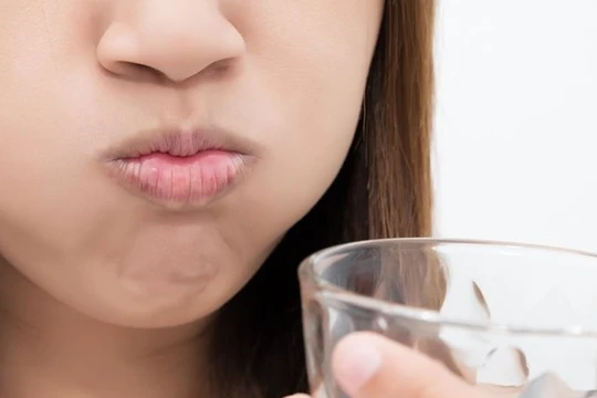 Những điều cần phải biết khi súc miệng bằng nước muối để chữa đau họng. Ảnh: Womenshealthmag