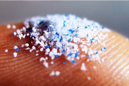 Kinh hoàng hơn 1.000 tấn vi nhựa rơi xuống mặt đất mỗi năm. Ảnh: Seeker.com