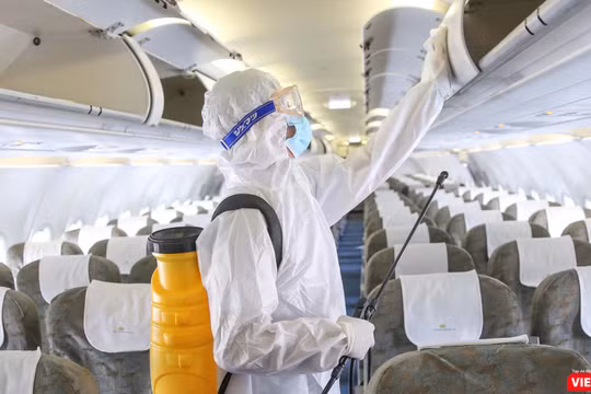 Khử trùng máy bay phòng chống nguy cơ lây nhiễm dịch bệnh COVID-19 tại Tân Sơn Nhất (Ảnh Hoàng Triều) 