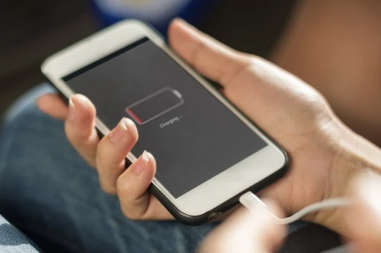 Tai họa khi vừa sạc vừa dùng điện thoại và cách phòng tránh hiệu quả. Ảnh: Internet