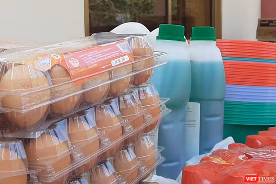 BV Dã chiến trang bị đầy đủ nhu yếu phẩm, tạo sự thoải mái cho người cách ly. Ảnh: Nguyễn Trăm