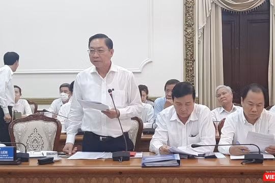 Ông Nguyễn Tấn Bỉnh – Giám đốc Sở Y tế TP.HCM thông tin thành phố sẽ phát 5 triệu tờ rơi khuyến cáo phòng chống dịch bệnh viêm đường hô hấp cấp do virus Corona. Ảnh: Nguyễn Trăm