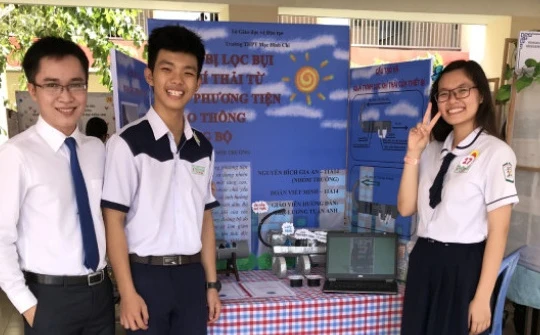 Thầy Lương Tuấn Anh cùng Nguyễn Bích Gia An và Đoàn Viết Minh trong cuộc thi nghiên cứu khoa học cấp trường. Ảnh: Khám phá