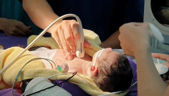 Cứu sống em bé có nguy cơ tử vong ngay từ khi lọt lòng. Ảnh: Internet