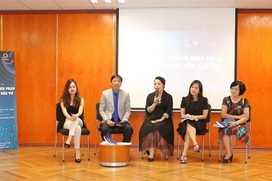 Các diễn giả trong buổi tọa đàm đầu tiên với chủ đề “Startup Việt – Gọi vốn” sáng 28/9. Từ trái qua phải: Lê Hàn Tuệ Lâm – Giám đốc Việt Nam của Quỹ Nextrans Hàn Quốc; PGS.TS Trần Văn Nam, Trưởng Khoa Luật, Đại học Kinh tế Quốc dân (đồng chủ trì); Nguyễn 