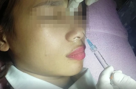 Phát hiện súng tại cơ sở làm đẹp không phép. Ảnh" Internet