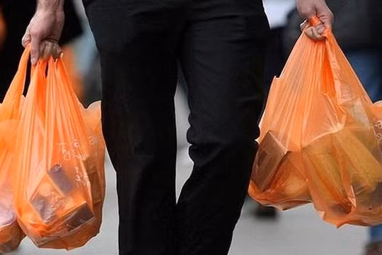 Nhật Bản tính phí túi nylon, nỗ lực giảm thiểu ô nhiễm rác thải nhựa. Ảnh: Internet