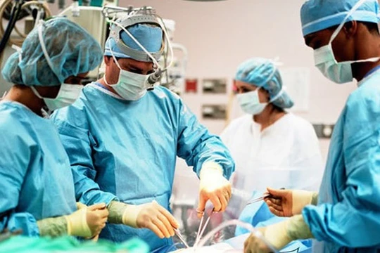 Ca phẫu thuật kéo dài 15 giờ chấm dứt căn bệnh vẹo cột sống do hội chứng Marfan ở bệnh nhân 17 tuổi. Ảnh minh họa: Internet