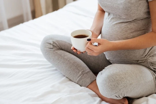 Bà bầu nên uống một lượng cà phê vừa phải để đảm bảo sức khỏe thai kỳ. Ảnh: Health