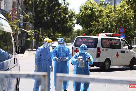 Lực lượng y tế thực hiện công tác cách ly phòng dịch COVID-19. Ảnh: Hồ Xuân Mai