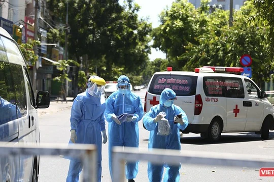 Lực lượng y tế thực hiện công tác cách ly phòng dịch COVID-19. Ảnh: Hồ Xuân Mai