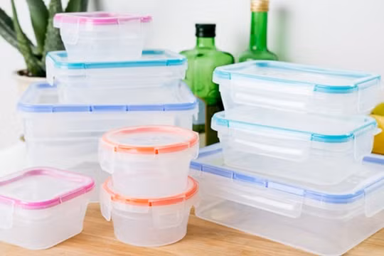 Các hộp nhựa dùng để đựng thực phẩm, thức ăn. Ảnh: Internet