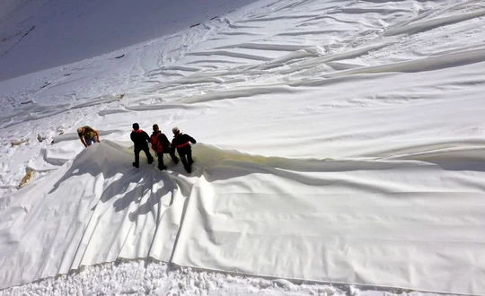 Phủ bạt để ngăn sông băng Presena tan chảy. Ảnh: Internet