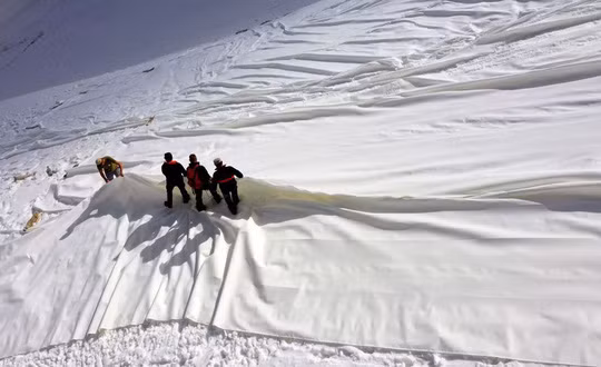 Phủ bạt để ngăn sông băng Presena tan chảy. Ảnh: Internet