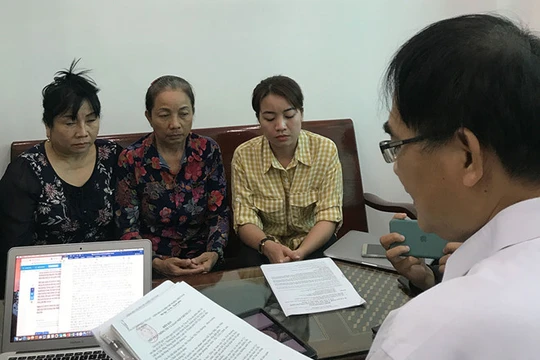 Luật sư cung cấp chứng cứ ngoại phạm của Hồ Duy Hải. Ảnh: Thanh Niên