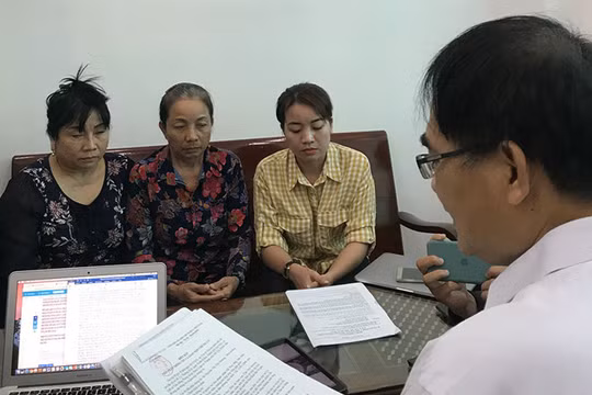 Luật sư cung cấp chứng cứ ngoại phạm của Hồ Duy Hải. Ảnh: Thanh Niên