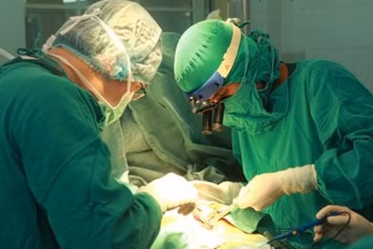Ê kíp bác sĩ cấp cứu bệnh nhân bị vỡ eo động mạch chủ. Ảnh minh họa: Internet
