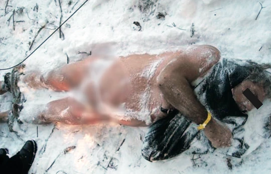 Tại sao trong môi trường lạnh khắc nghiệt, nạn nhân thường cởi hết quần áo?