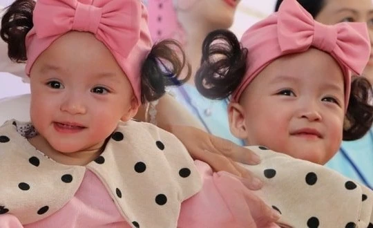 Song nhi cười thật tươi trong ngày xuất viện. Ảnh: Pháp luật & Bạn đọc