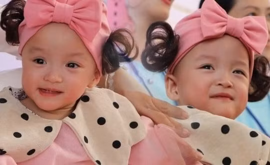 Song nhi cười thật tươi trong ngày xuất viện. Ảnh: Pháp luật & Bạn đọc