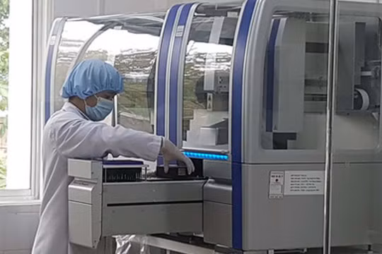 Hệ thống Realtime PCR tự động xét nghiệm Covid-19 tỉnh Quảng Nam mua với giá 7,2 tỷ đồng. Ảnh: SGGP