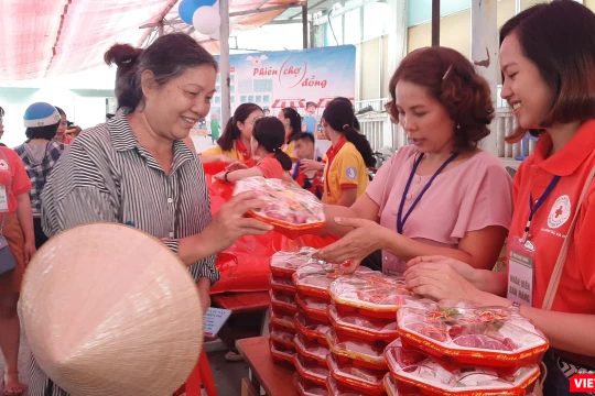 Cuối năm bệnh nhân khó khăn được mua hàng miễn phí. Ảnh: Nguyễn Trăm