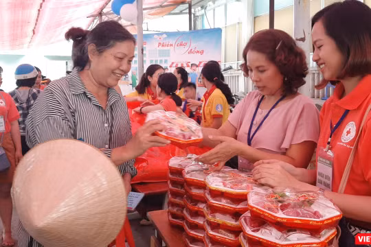 Cuối năm bệnh nhân khó khăn được mua hàng miễn phí. Ảnh: Nguyễn Trăm