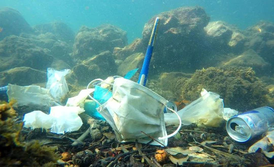 Đại dương "ngập" trong rác khẩu trang, găng tay y tế. Ảnh: OPÉRATION MER PROPRE