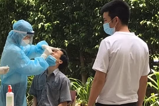 Lấy mẫu xét nghiệm COVID-19 tại chung cư Sunview Town. Ảnh: CDC TP.HCM