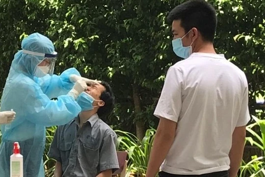 Lấy mẫu xét nghiệm COVID-19 tại chung cư Sunview Town. Ảnh: CDC TP.HCM