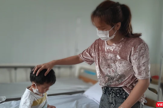 Mẹ con chị N.B tại Khu cách ly tập trung quận 2. Ảnh: N.T