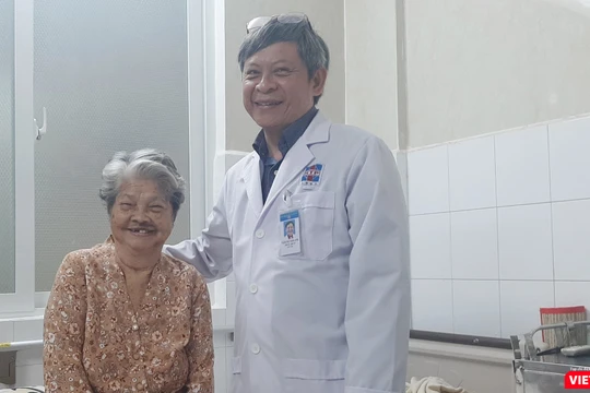 Cụ bà vui mừng khi được đi đứng trở lại. Ảnh: NT