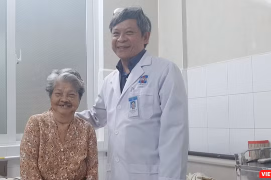 Cụ bà vui mừng khi được đi đứng trở lại. Ảnh: NT