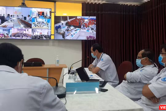 Bác sĩ BV Nhi đồng 1 hội chẩn từ xa ca bệnh nhi ở BV Sản nhi An Giang. (Ảnh: Nguyễn Trăm)