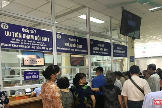 Người dân đi khám tại BV. Ảnh: VT