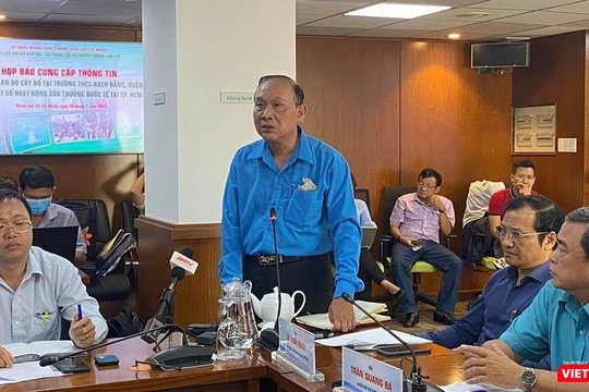 Thầy Nguyễn Vạn Phúc - Hiệu trưởng trường THCS Bạch Đằng (quận 3, TP.HCM) tại cuộc họp báo chiều 26/5. Ảnh: Hòa Bình