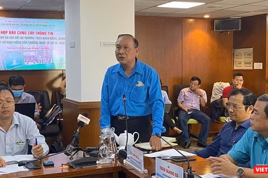 Thầy Nguyễn Vạn Phúc - Hiệu trưởng trường THCS Bạch Đằng (quận 3, TP.HCM) tại cuộc họp báo chiều 26/5. Ảnh: Hòa Bình