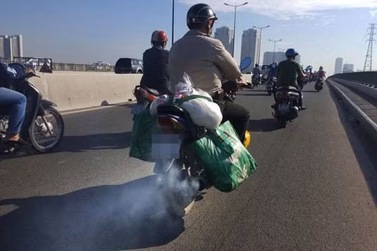 Khí thải từ xe máy là một trong những nguyên nhân gây ô nhiễm không khí. Ảnh: Thanh Niên