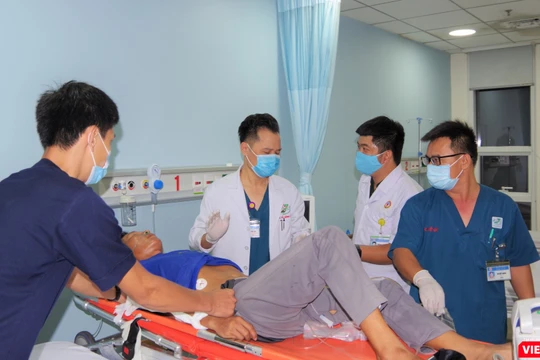 Bệnh nhân được đưa về điều trị tại BV Quân y 175. Ảnh: BVCC