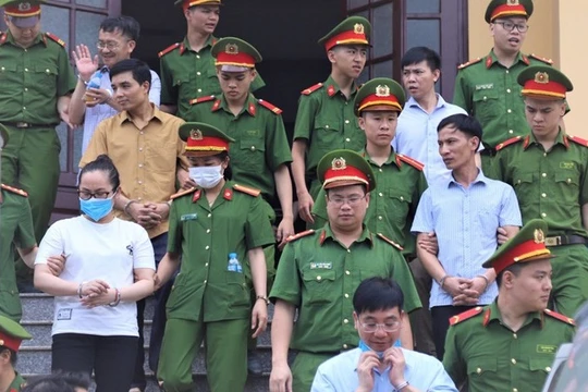 Các bị cáo trong vụ án gian lận điểm thi ở Hòa Bình. Ảnh: Pháp Luật TP.HCM