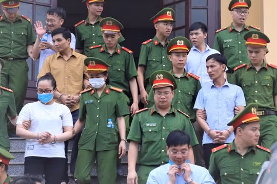 Các bị cáo trong vụ án gian lận điểm thi ở Hòa Bình. Ảnh: Pháp Luật TP.HCM